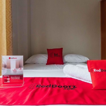 RedDoorz near NAIA Terminal 1 Hotel Manila Esterno foto