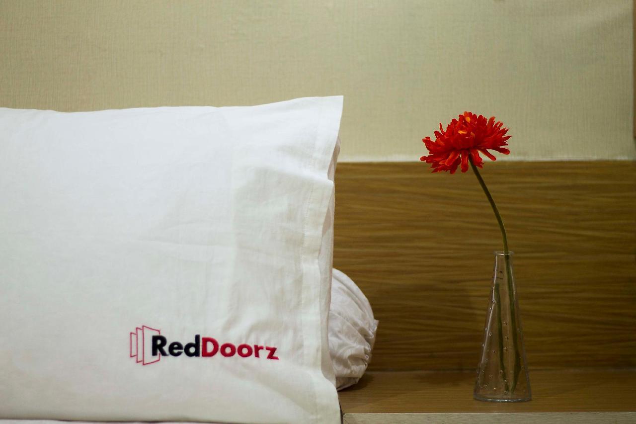 RedDoorz near NAIA Terminal 1 Hotel Manila Esterno foto