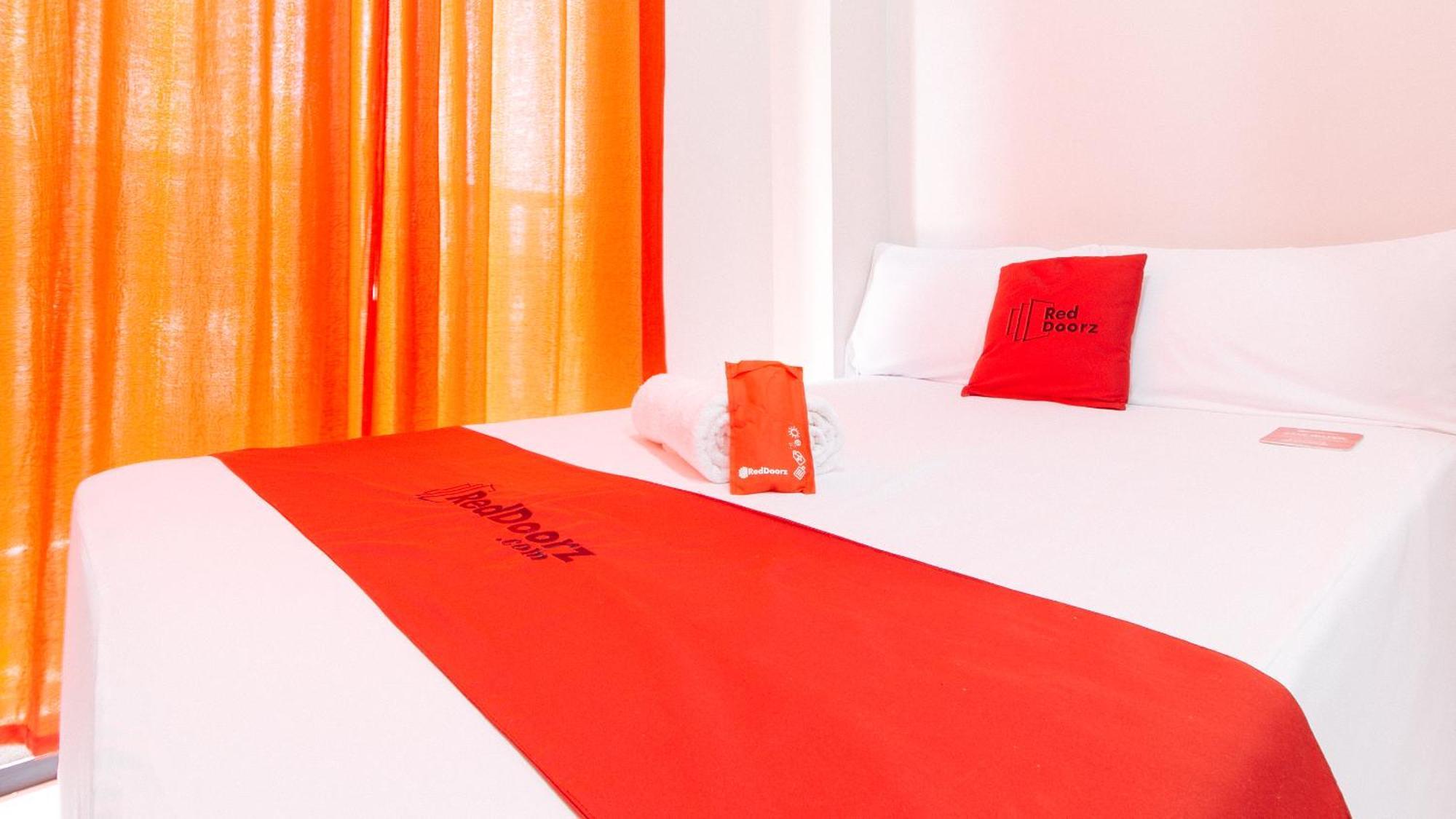 Hotel RedDoorz near NAIA Terminal 1 Paranaque City Esterno foto